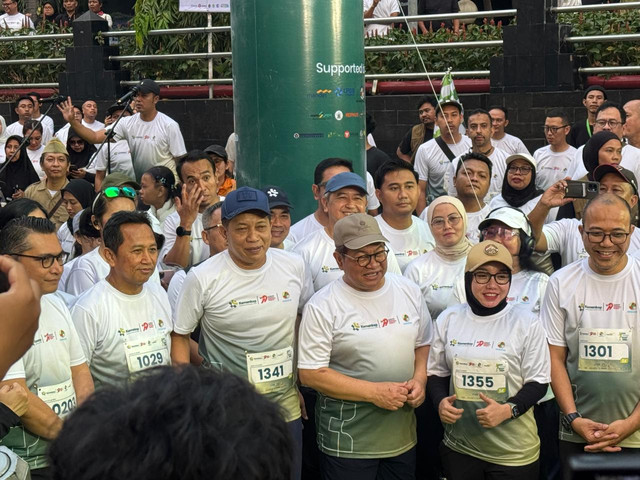 Menteri Koperasi Ferry Juliantono Bersama Gubernur DKI Jakarta Pramono Anung Pada Gen Coop Run 5K Fun Run Dalam Rangka Peringatan Hari Koperasi Ke-79 di Jakarta, Minggu (19/7). Foto: Aditya Nugraha/kumparan