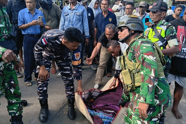 TNI dan Polri amankan bentrok warga Desa Narasaosina dan Desa Waiburak di Pulau Adonara, Kabupaten Flores Timur, Nusa Tenggara Timur (NTT). Foto: Dok. Istimewa