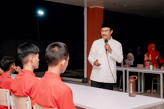 Menteri Sosial Saifullah Yusuf (Gus Ipul) saat berkunjung dan berdialog dengan siswa-siswi Sekolah Rakyat DKI Jakarta, Sabtu (18/7/2026). Foto: Kemensos RI