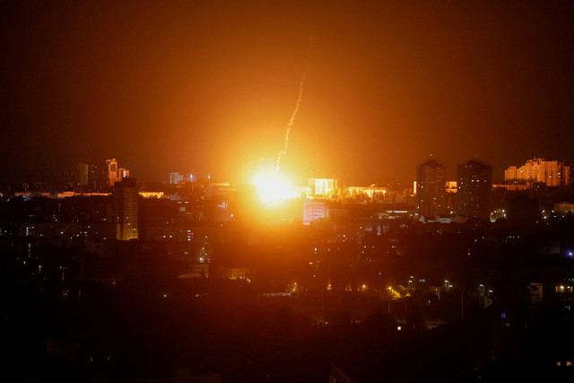 Sebuah ledakan menerangi langit selama serangan rudal Rusia ke Kiev, Ukraina, Minggu (19/7/2026). Foto: Gleb Garanich/REUTERS