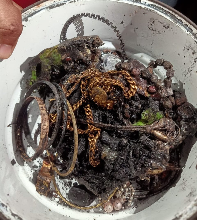 Kondisi perhiasan milik Suwarjo dan Syarifuddin usai rumah mereka mengalami kebakaran di Desa Asembagus, Kecamatan Asembagus, Kabupaten Situbondo, Sabtu (18/7/2026). Foto: Dok. Istimewa