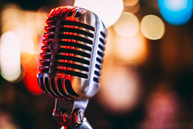 Ilustrasi Lirik Lagu Mau Adat Apa. Unsplash.com/israel palacio