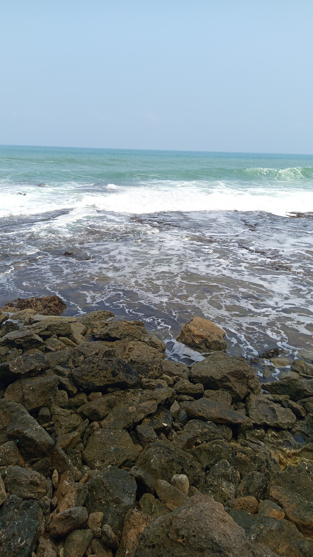 Panorama salah satu pantai di kawasan Bayah, Kabupaten Lebak, Banten, yang menawarkan keindahan pesisir selatan dengan hamparan laut dan tebing alami. Sumber: Dokumentasi Pribadi.