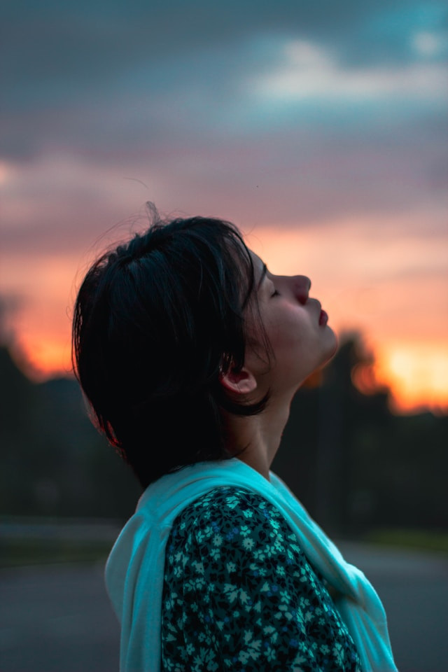 Kehebatan sejati tidak lahir dari kemampuan merendahkan orang lain, tetapi dari keberanian untuk terus bertumbuh tanpa kehilangan rasa hormat kepada sesama. Sumber: Unsplash