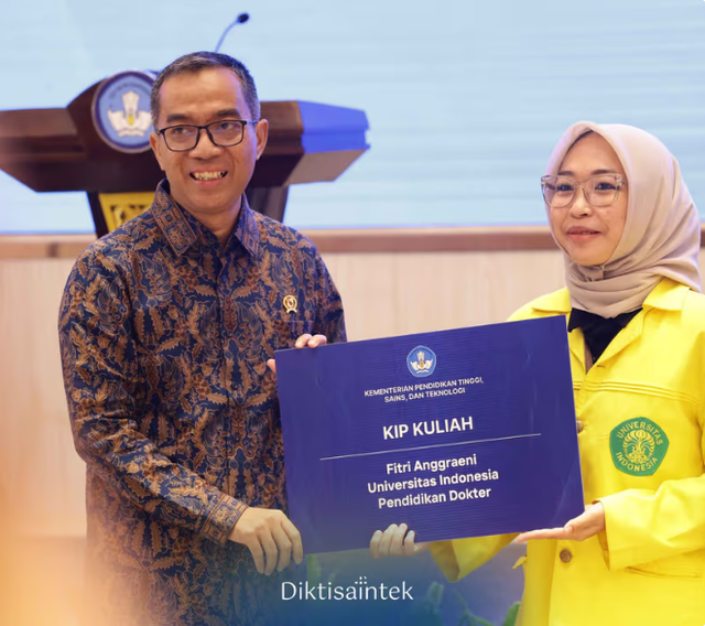 Sosialisasi dan penyerahan Beasiswa KIP Kuliah. Sumber:https://kemdiktisaintek.go.id/library/gallery/sosialisasi-dan-simbolis-penyerahan-beasiswa-kip-kuliah-dan-afirmasi-pendidikan-tinggi-2025?utm_source=chatgpt.com