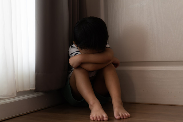 Ilustrasi penganiayaan anak. Foto: MIA Studio/Shutterstock