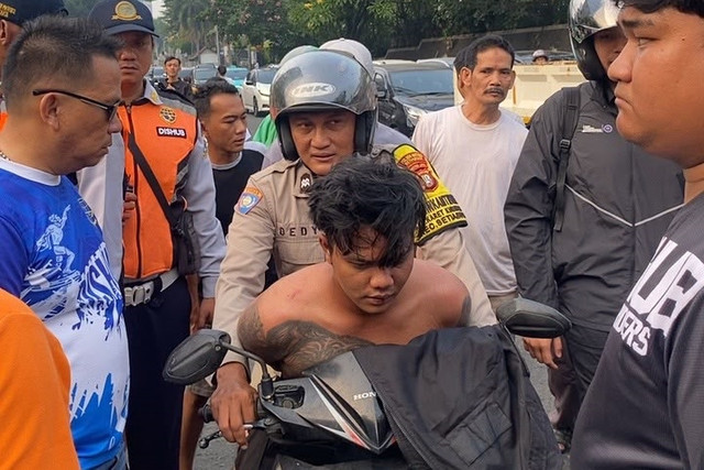 Anggota Sudinhub Jakarta Selatan tangkap jambret bercelurit saat CFD di Jalan Rasuna Said, Jakarta, Minggu (19/7/2026). Foto: Sudinhub Jakarta Selatan