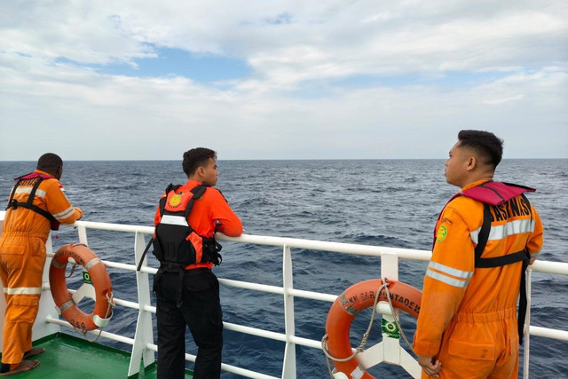 Tim SAR gabungan melakukan upaya pencarian penumpang KM Nurul yang tenggelam di perairan sebelah barat Pulau Polassi, Kabupaten Kepulauan Selayar, Sulawesi Selatan, Minggu (19/7/2026). Foto: Basarnas