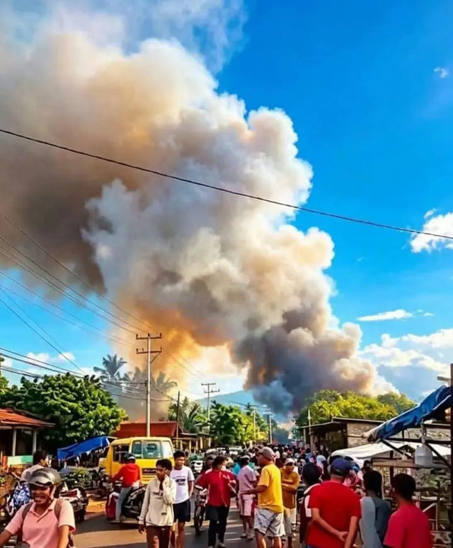 Pemukiman warga terbakar imbas bentrok antar desa di Flores Timur. Foto: Dok. BPBD Flores