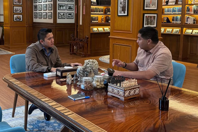 Sekretaris Kabinet Teddy Indra Wijaya menerima kunjungan Menteri Perumahan dan Kawasan Permukiman Maruarar Sirait di Gedung Sekretariat Kabinet, Jakarta, Minggu (19/7/2026). Foto: Instagram/ @sekretariat.kabinet
