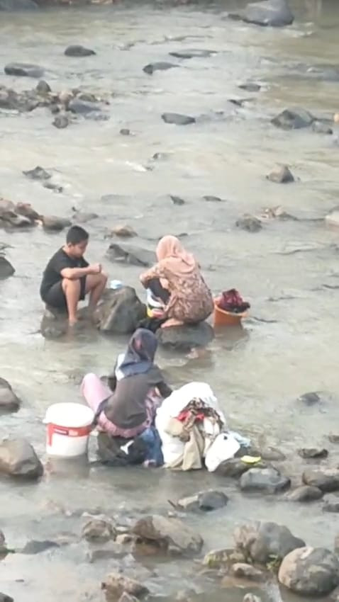 Sejumlah warga Desa Cimanggu, Kecamatan Cibeber terpaksa gunakan air sungai untuk kebutuhan MCK, akibat sulitnya air bersih dampak kemarau. Foto: kumparan