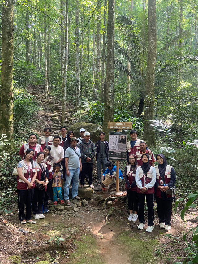 Bahu-membahu dengan kuncen dan perangkat desa untuk melestarikan warisan budaya kita di Situs Makam Prabu Tajimalela.