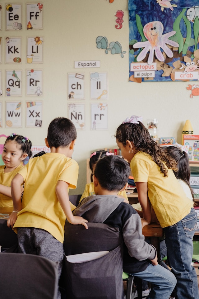 Setiap anak memiliki cara berpikir dan pendapat yang berbeda. Melalui diskusi dan interaksi bersama, mereka belajar mendengarkan, menghargai, dan memberi ruang bagi suara orang lain. Sumber: Unsplash