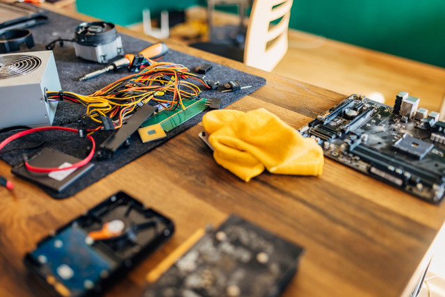 Proses Persiapan Komponen PC. Source: Kosamtu / Getty Images