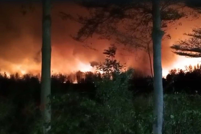 Tempat Pemrosesan Akhir (TPA) Benowo terbakar hebat pada Minggu (19/7/2026). Foto: Dok. Istimewa