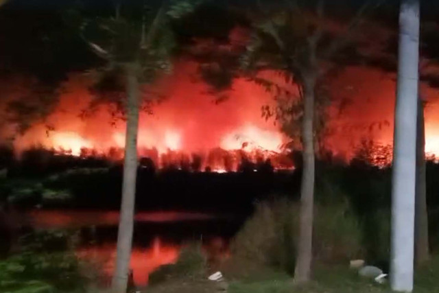 Tempat Pemrosesan Akhir (TPA) Benowo terbakar hebat pada Minggu (19/7/2026). Foto: Dok. Istimewa