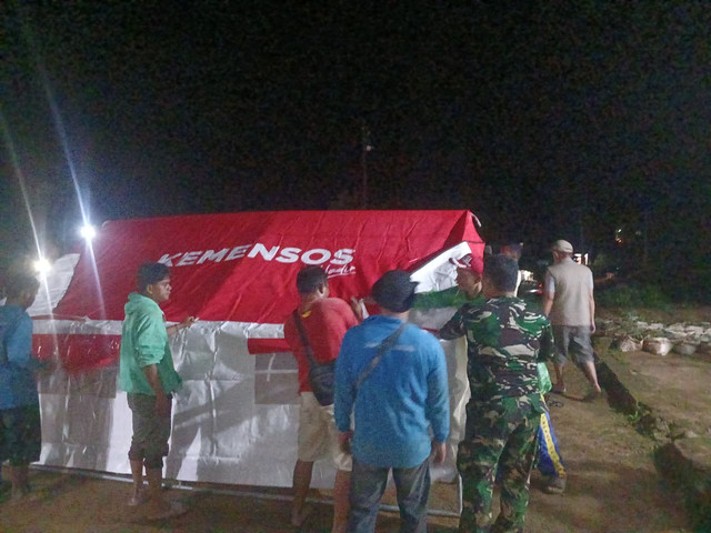 Kemensos menyalurkan bantuan logistik ke korban banjir di Desa Sipange, Kecamatan Tukka, Kabupaten Tapanuli Tengah, Sumatera Utara, Minggu (19/7/2026). Foto: Dok Kemensos