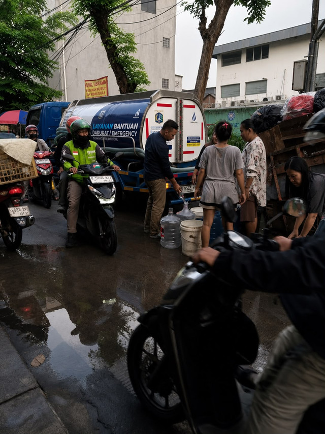 PAM JAYA terus berkomitmen menjaga pelayanan air minum perpipaan dengan memastikan pelanggan tetap mendapat bantuan air darurat selama periode perawatan pada Instalasi Pengolahan Air (IPA) Hutan Kota. Foto: Dok. PAM JAYA