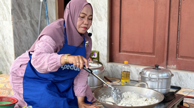Pelatihan Memasak Nasi Uduk digelar oleh DT Peduli Kalsel untuk Ibu-ibu di Barito Kuala (Sumber: DT Peduli)