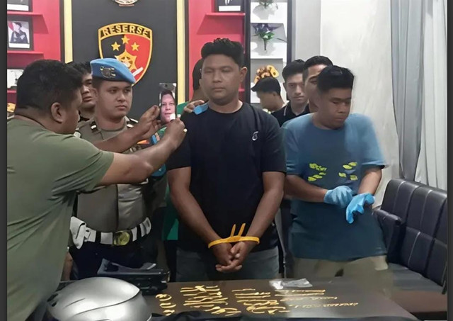 Bripda MZ (28), anggota kepolisian yang diduga terlibat dalam kasus perampokan sebuah toko emas di Aceh, ditangkap petugas untuk menjalani proses hukum lebih lanjut. Foto: Dok. Istimewa