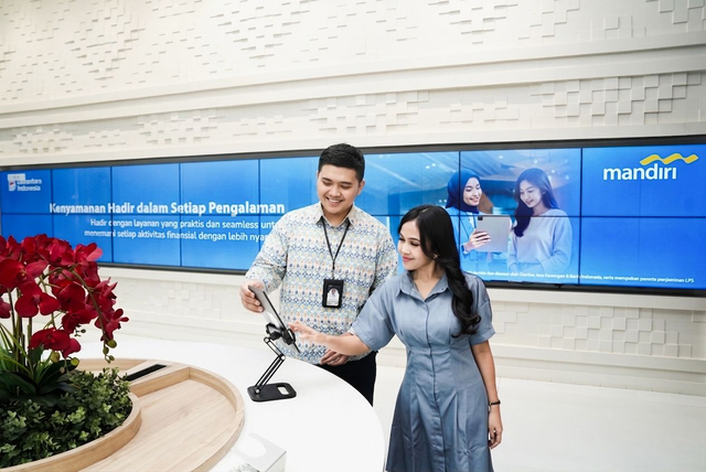 Ilustrasi petugas Bank Mandiri menghadirkan Service yang me-Menangkan di setiap interaksi kepada nasabah dari transaksi digital hingga layanan cabang.. Foto: Dok. Bank Mandiri