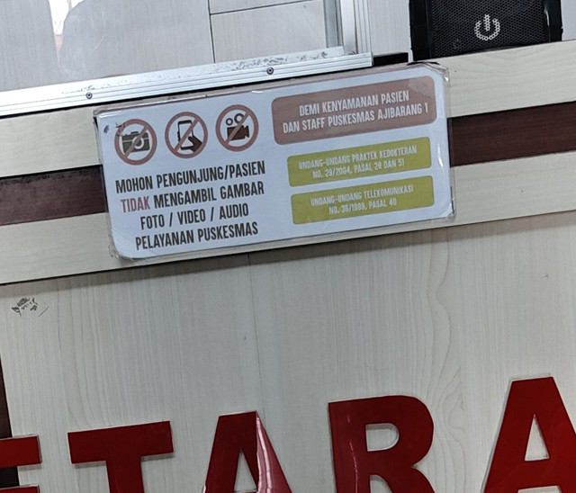 Papan larangan di loket Puskesmas Ajibarang I yang memicu diskusi tentang privasi pasien dan hak pengawasan publik.Foto dokumen pribadi.
