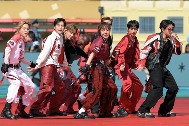 Para anggota boy band Korea Selatan BTS tampil selama pertandingan final turnamen sepak bola Piala Dunia 2026 antara Spanyol dan Argentina di Stadion New York/New Jersey di East Rutherford pada 19 Juli 2026.  Foto: Juan Mabromata / AFP
