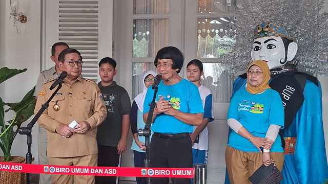 Gubernur DKI Jakarta Pramono Anung bersama Ketua Lembaga Perlindungan Anak Indonesia (LPAI), Kak Seto, memberikan keterangan kepada awak media usai menghadiri peringatan Hari Anak Nasional 2026 di Balai Kota DKI Jakarta, Senin (20/7). Foto: Pradya Tirta/kumparan