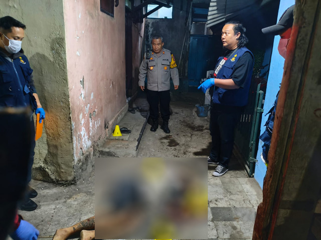 Petugas kepolisian mendatangi lokasi kejadian terkait kasus penusukan di Jalan Cibangkong Lor, Kelurahan Cibangkong, Kecamatan Batununggal, Kota Bandung. Foto: Dok. Polsek Batununggal