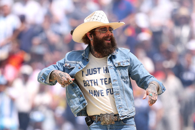 Post Malone tampil selama upacara penutupan sebelum pertandingan Final Piala Dunia FIFA 2026 antara Spanyol dan Argentina di Stadion New York New Jersey pada 19 Juli 2026 di East Rutherford, New Jersey. Foto: Carl Recine/Getty Images/AFP