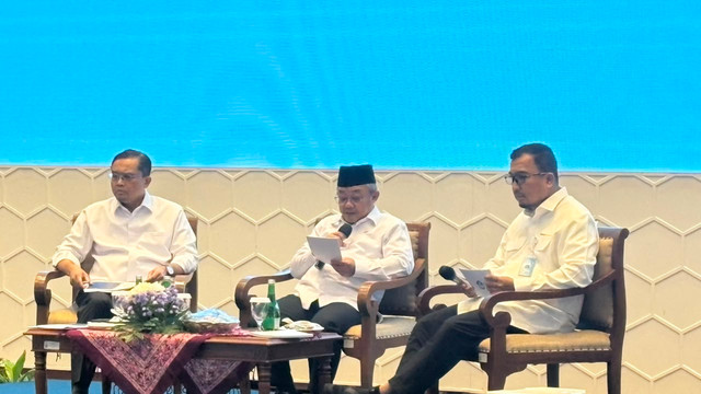 Menteri Pendidikan Dasar dan Menengah (Mendikdasmen), Abdul Mu'ti, memberikan sambutan dalam acara Taklimat Media Penyelenggaraan Sekolah Nasional Terintegrasi (SNT), Gedung Kemendikdasmen, Jakarta, Senin (20/7). Foto: Kevin Daniel/kumparan