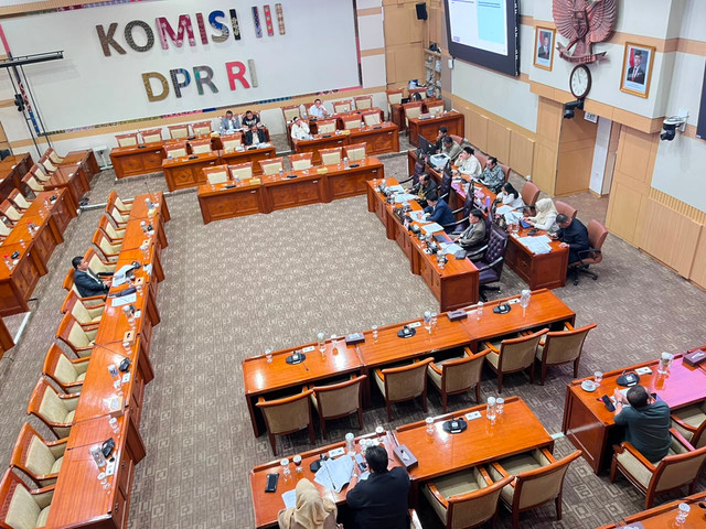 Suasana rapat Komisi III DPR dengan akademisi dan mahasiswa terkait RUU Perampasan Aset di Kompleks Parlemen, Senayan, Jakarta, Senin (20/7). Foto: Nasywa Athifah/kumparan