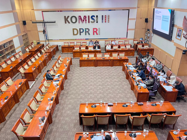 Suasana rapat Komisi III DPR dengan akademisi dan mahasiswa terkait RUU Perampasan Aset di Kompleks Parlemen, Senayan, Jakarta, Senin (20/7). Foto: Nasywa Athifah/kumparan