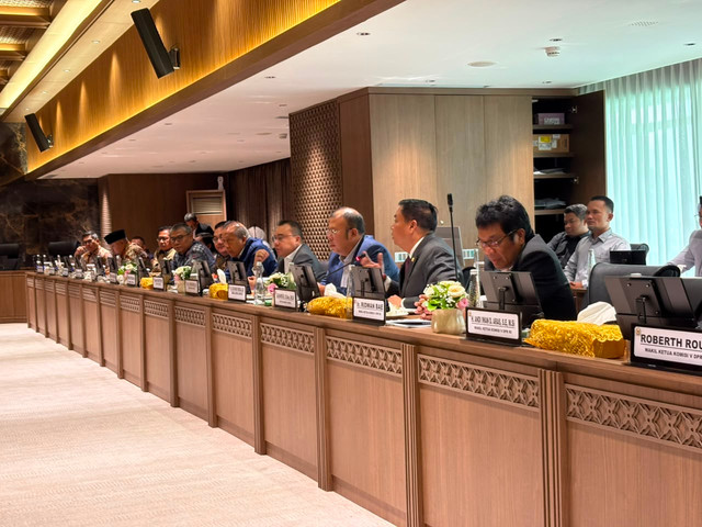 Suasana rapat Pimpinan DPR, Komisi V, dengan Pemerintah di Kompleks Parlemen, Senayan, Jakarta, Senin (20/7). Foto: Nasywa Athifah/kumparan