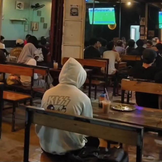 Nonton bareng final piala dunia 2026 antara Spanyol vs Argentina di Warung Kopi Joss Pamulang, Tangerang Selatan, Banten.