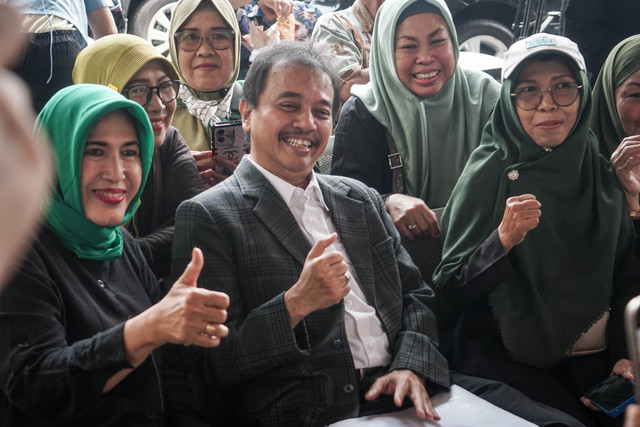 Tersangka kasus dugaan fitnah dan pencemaran nama baik terkait keaslian ijazah Presiden ke-7 RI Joko Widodo, Roy Suryo, tiba di Pengadilan Negeri Jakarta Selatan, Senin (20/7/2026). Foto: Iqbal Firdaus/kumparan