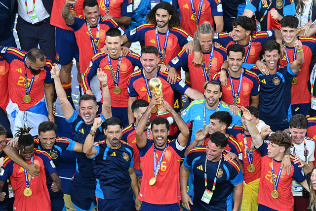 Pesepak bola Tim Nasional Spanyol Rodri (depan tengah) mengangkat trofi juara Piala Dunia 2026 bersama rekannya di Stadion New York New Jersey, Amerika Serikat, Minggu (19/7/2026) waktu setempat. Foto: ANTARA FOTO/Michael Teguh Adiputra Siahaan