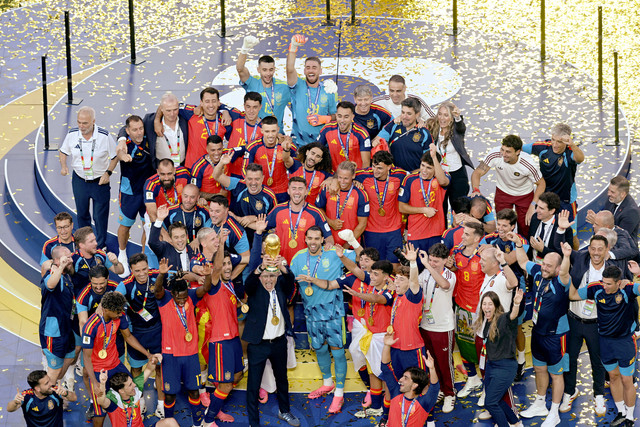 Pesepak bola Tim Nasional Spanyol Rodri (depan tengah) mengangkat trofi juara Piala Dunia 2026 bersama rekannya di Stadion New York New Jersey, Amerika Serikat, Minggu (19/7/2026) waktu setempat. Foto: ANTARA FOTO/Michael Teguh Adiputra Siahaan