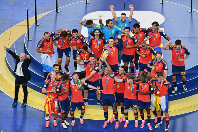 Sejumlah pesepak bola Tim Nasional Spanyol bersama pelatihnya, Luis de la Fuente (kiri) berselebrasi saat mengangkat trofi juara Piala Dunia 2026 di Stadion New York New Jersey, Amerika Serikat, Minggu (19/7/2026) waktu setempat. Foto: ANTARA FOTO/Michael Teguh Adiputra Siahaan