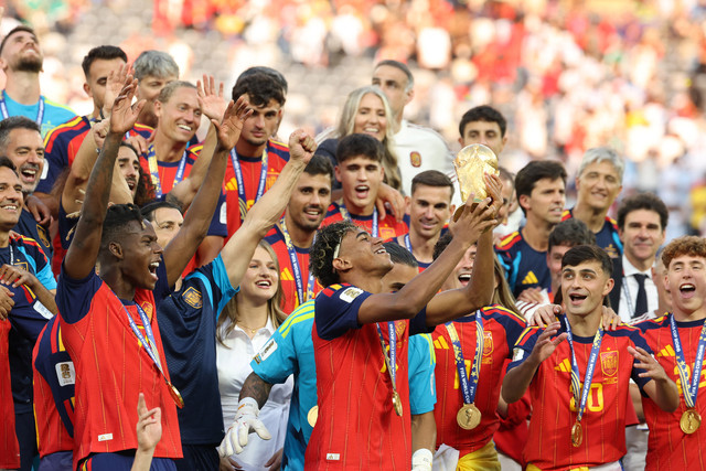 Penyerang Spanyol, Lamine Yamal, mengangkat trofi bersama rekan-rekan setimnya setelah memenangkan pertandingan final Piala Dunia 2026 antara Spanyol dan Argentina di Stadion New York/New Jersey di East Rutherford pada 19 Juli 2026. Foto: Odd Andersen / AFP