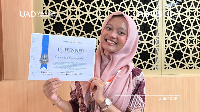 Mahasiswa Universitas Ahmad Dahlan (UAD) juara I short semi documentary kategori cinematography pada SILAT APIK PTMA 2026 (Foto. Aninda)