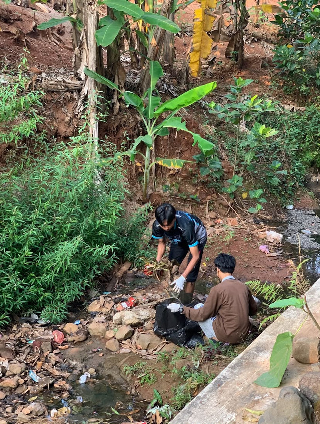 Foto aksi bersih sampah sungai Desa Cintajaya 