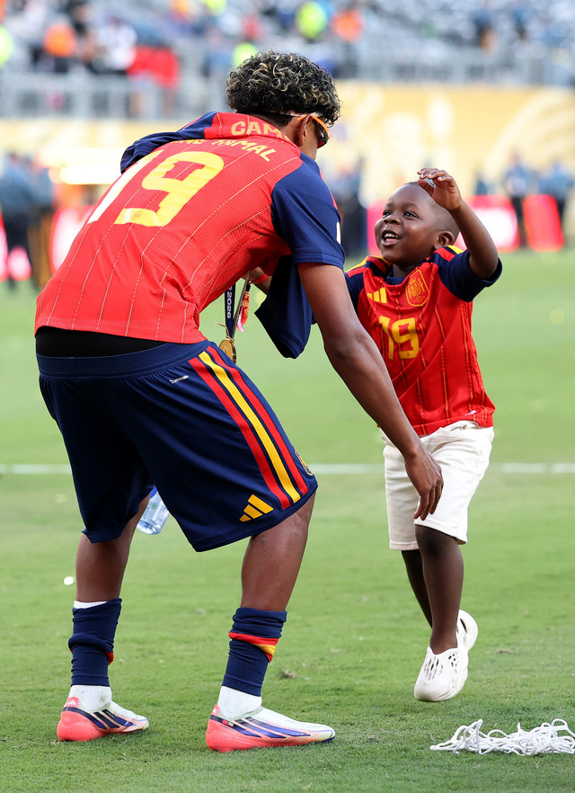 Lamine Yamal merayakan kemenangan timnya bersama adik laki-lakinya, Keyne, pada 19 Juli 2026 di East Rutherford, New Jersey.