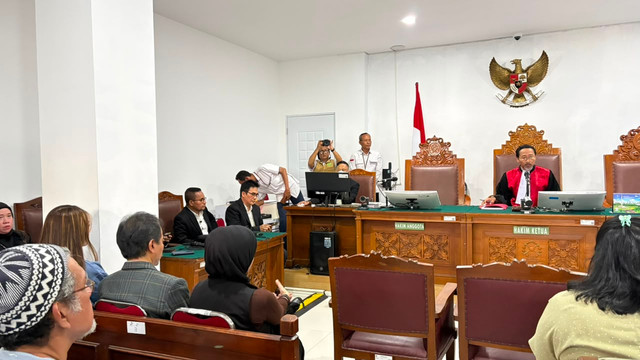Sidang putusan praperadilan jilid II Roy Suryo terkait penetapan status tersangka dalam kasus dugaan fitnah dan penyebaran isu ijazah palsu Presiden ke-7 RI, Joko Widodo, di PN Jaksel, Senin (20/7). Foto: Kevin Daniel/kumparan