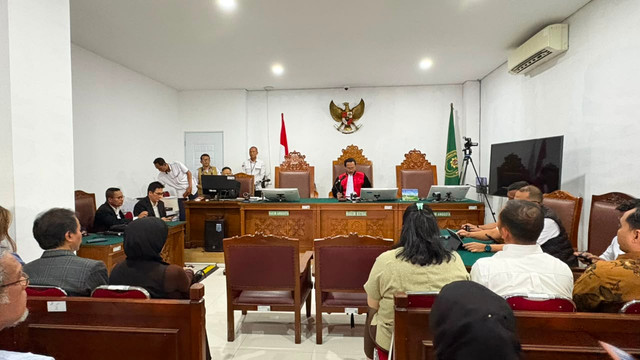 Sidang putusan praperadilan jilid II Roy Suryo terkait penetapan status tersangka dalam kasus dugaan fitnah dan penyebaran isu ijazah palsu Presiden ke-7 RI, Joko Widodo, di PN Jaksel, Senin (20/7). Foto: Kevin Daniel/kumparan
