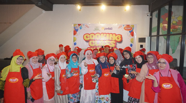 Keceriaan dalam kegiatan Cooking Class bersama Ibu-ibu Forum Kajian Cinta Al-Qur'an di Makassar (Sumber: DT Peduli)