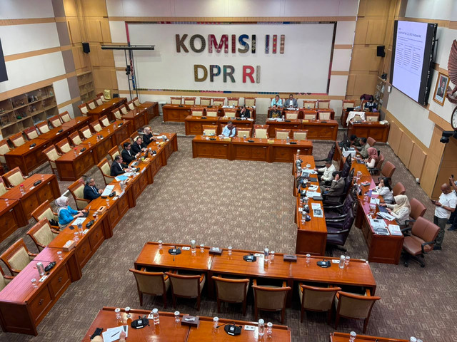 Suasana Rapat Komisi III DPR dengan akademisi terkait masukan RUU Perampasan Aset di Kompleks Parlemen, Senayan, Jakarta, Senin (20/7). Foto: Nasywa Athifah/kumparan