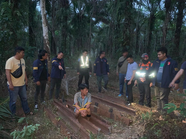 Petugas menangkap pencuri besi rel kereta api sepanjang 1.540 meter milik PT Kereta Api Indonesia (KAI) di Kabupaten Way Kanan, Lampung. Foto: Dok. Istimewa