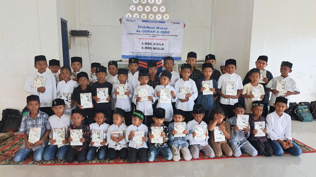 Ratusan Al-Quran dan Iqra' dibagikan kepada penyintas bencana di Aceh, hasil kolaborasi Syamil Quran Jakarta dan DT Peduli Aceh (Sumber: DT Peduli)
