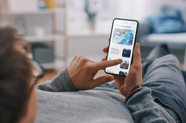 ilustrasi seorang pemuda yang menggunakan handphone untuk scrolling pixels.com